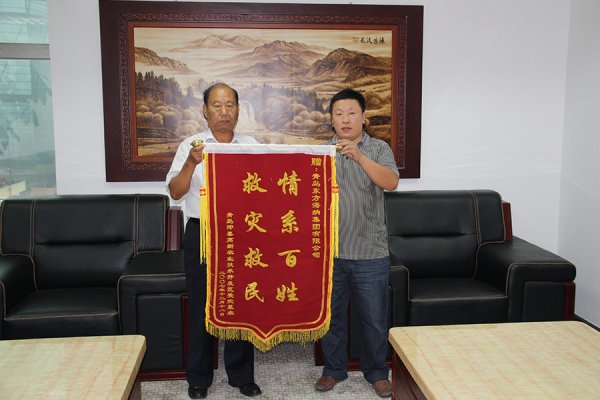 受災菜農(nóng)代表贈送錦旗