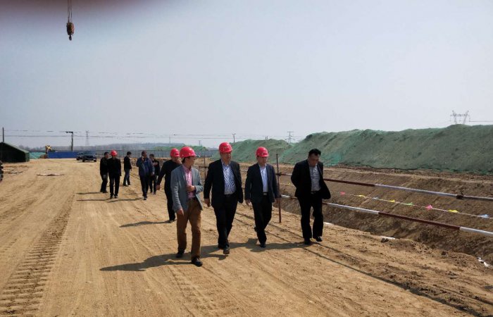 青島東方海納集團(tuán)董事長張孝林前往工程現(xiàn)場巡視